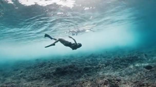 Mladá Fit Štíhlá Žena Potápí Pod Lámající Vlnou — Stock video