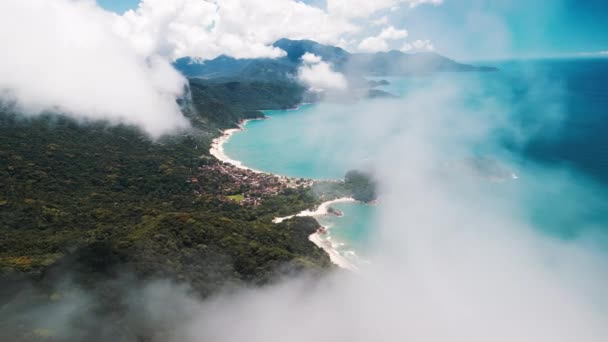ブラジルのビーチ 完璧な砂浜 青い海と雲が空を飛んでいる海岸線の空中ビュー ドローンは雲の中を飛ぶ — ストック動画