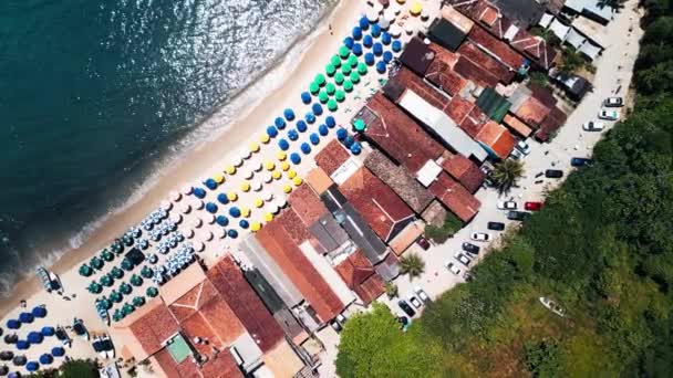 Brezilya Kıyısında Paraty Kasabasında Şemsiyeli Binalı Bir Sahil — Stok video