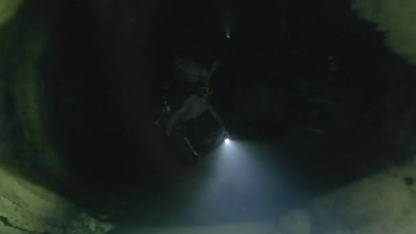 Höhlenfreitauchen Freitaucher Schwimmt Mit Taschenlampe Der Höhle — Stockvideo