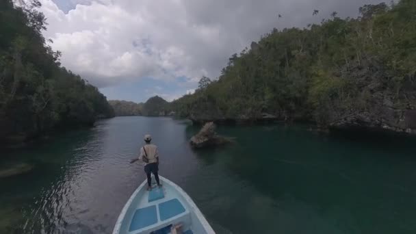 Adam Hareket Halindeki Teknenin Pruvasında Durur Bir Sürücüye Yön Bulma — Stok video