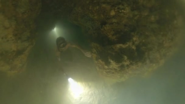 Пещерный Фридайвинг Фридайвер Плавает Пещере Факелом — стоковое видео