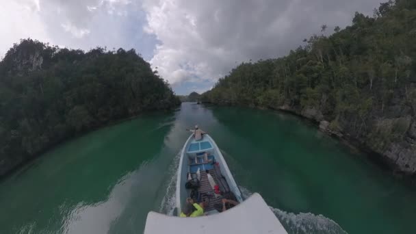 Hombre Para Proa Del Barco Movimiento Órdenes Navegación Conductor Barco — Vídeos de Stock