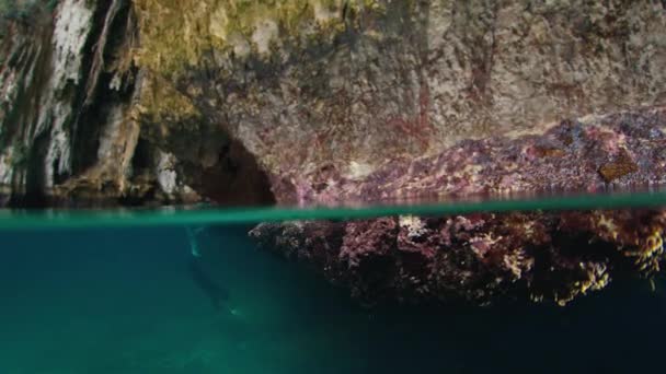 Freitaucher Schwimmt Mit Taschenlampe Der Höhle — Stockvideo