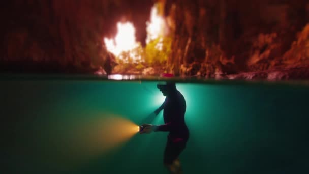 Freediver Nage Dans Grotte Avec Torche — Video