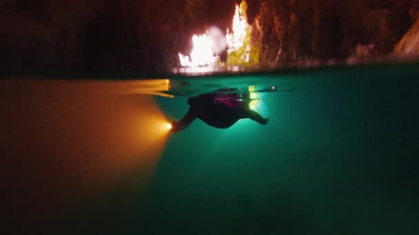 Freediver Nada Caverna Com Tocha — Vídeo de Stock