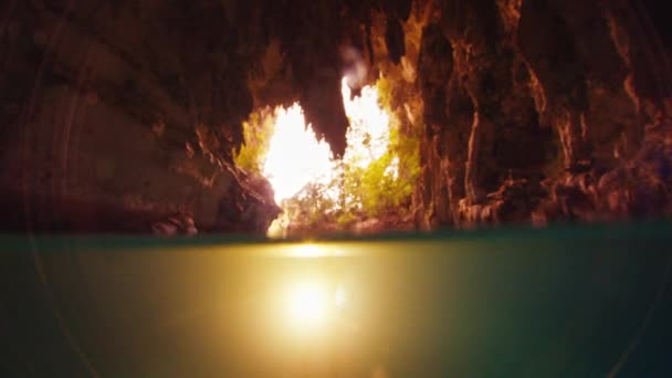 Freediver Nada Caverna Com Tocha — Vídeo de Stock