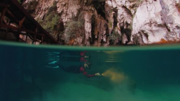 Scialpinista Nuota Nella Grotta Con Torcia — Video Stock