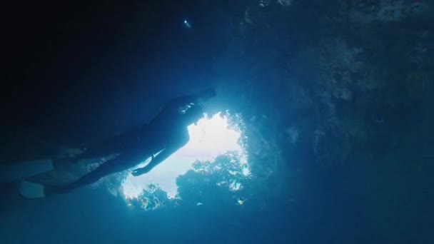 Фридайвер Плавает Пещере Факелом — стоковое видео