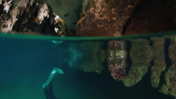 Freediver Berenang Gua Dengan Obor — Stok Video