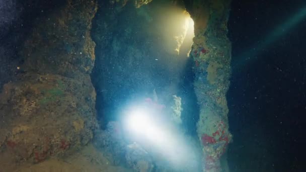 Wolne Nurkowanie Jaskini Freediver Pływa Pod Wodą Bada Skomplikowane Labirynty — Wideo stockowe