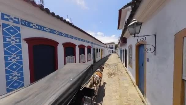 Brezilya Paraty Deki Eski Şehir Dar Caddesinde Arabası Ilerliyor — Stok video