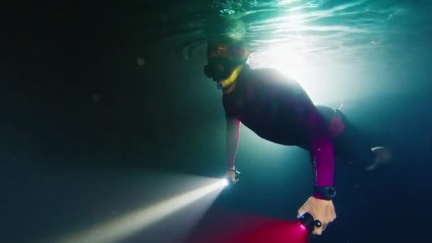 Libertação Cavernas Freediver Nada Debaixo Água Explora Labirintos Intrincados Caverna — Vídeo de Stock