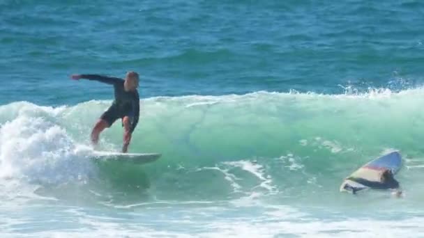 Erkek Brezilya Güneşli Yaz Gününde Dalgalarda Sörf Yapar — Stok video