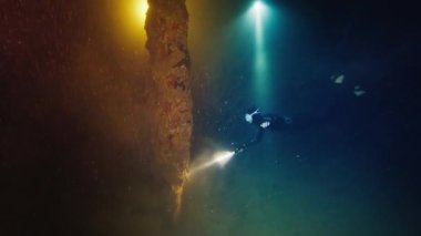 Mağara dalışı. Freediver su altında yüzüyor ve Batı Papua, Endonezya 'daki mağaranın karmaşık labirentlerini keşfediyor.