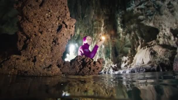 Mağara Dalışı Freediver Altında Yüzüyor Batı Papua Endonezya Daki Mağaranın — Stok video