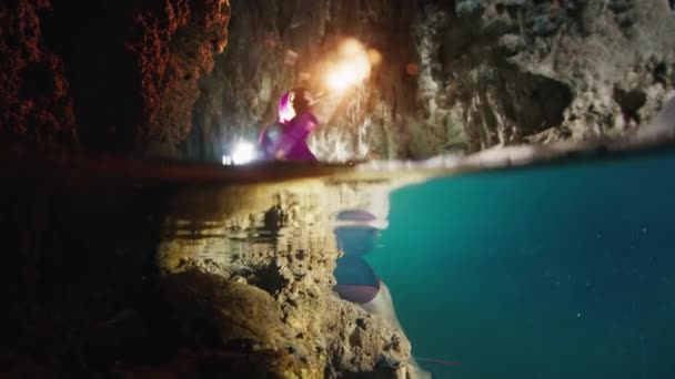 Eliberarea Peșterii Freediver Înoată Sub Apă Explorează Labirinturi Complicate Ale — Videoclip de stoc