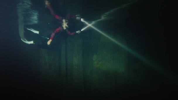 Grot Vrijduiken Freediver Zwemt Onder Water Verkent Ingewikkelde Labyrinten Van — Stockvideo