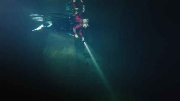 Пещерный Фридайвинг Фридайвер Плавает Водой Исследует Сложные Лабиринты Пещеры Западном — стоковое видео