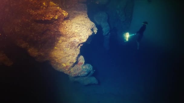 Grotte Plongée Apnée Freediver Nage Sous Eau Explore Les Labyrinthes — Video