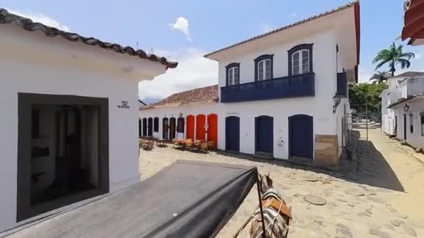 Carruaje Caballos Mueve Largo Estrecha Calle Del Casco Antiguo Paraty — Vídeos de Stock