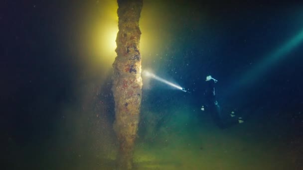 Ελεύθερη Κατάδυση Σπηλιά Freediver Κολυμπά Κάτω Από Νερό Και Εξερευνά — Αρχείο Βίντεο