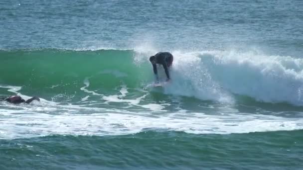 Surfare Rider Vågen Brasilien — Stockvideo