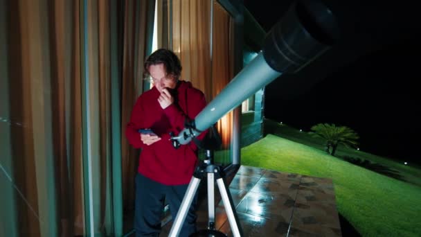 Amatör Astronom Observerar Natthimlen Komfortförhållanden Nära Sitt Hus Med Grön — Stockvideo