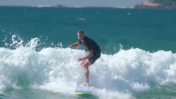 Początkujący Surfer Surfuje Falą Softboardzie — Wideo stockowe