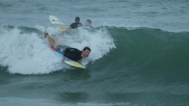 Surfer Faalt Stijgen Krijgt Barreled Rijden Zijn Buik — Stockvideo