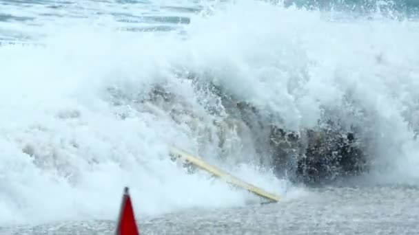 Prancha Surf Quase Fica Preso Poderosa Pausa Praia — Vídeo de Stock