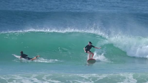 Mujer Surfista Monta Ola — Vídeo de stock