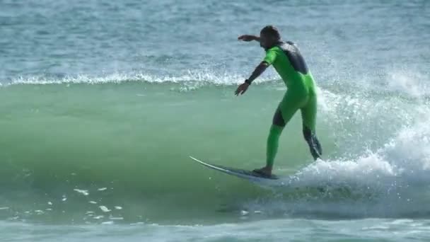 Surfista Monta Onda Brasil — Vídeo de Stock