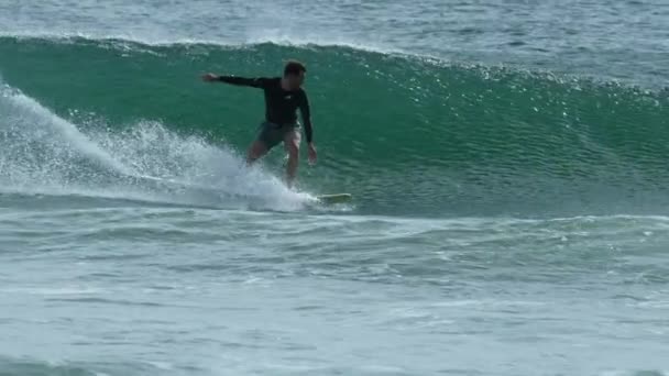 Surfer Βόλτες Στο Κύμα Και Μαθαίνει Ελιγμούς — Αρχείο Βίντεο