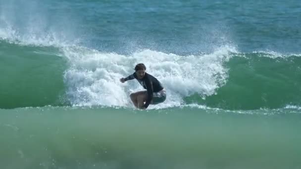 Surfista Monta Ola Aprende Maniobrar — Vídeos de Stock