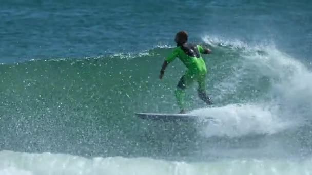 Surfer Jeździ Fali Brazylii — Wideo stockowe