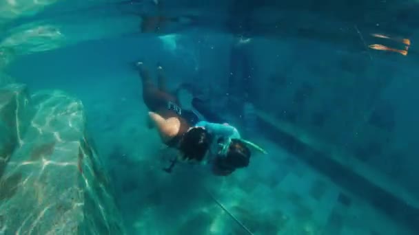 Freediver Redt Het Zwembad Freedivers Trainen Het Reddingsproces Het Zwembad — Stockvideo