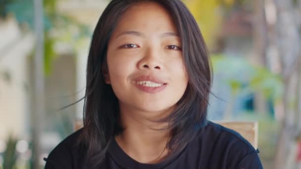 Kvinnan Pratar Kinesiska Ung Kvinna Talar Kameran Intervjun Den Naturliga — Stockvideo