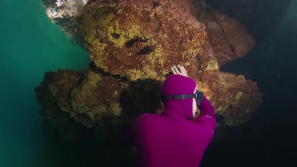 Freediver Nada Debaixo Água Com Tocha Saindo Caverna — Vídeo de Stock