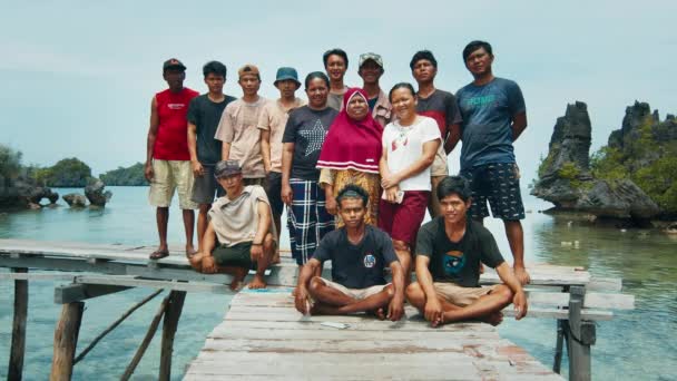 Misool Raja Ampat インドネシア ネパール 2223 大きなインドネシアの家族は木製の桟橋に滞在し カメラを見て 西パプアのMisool島の近くの遠隔島で撮影しました — ストック動画