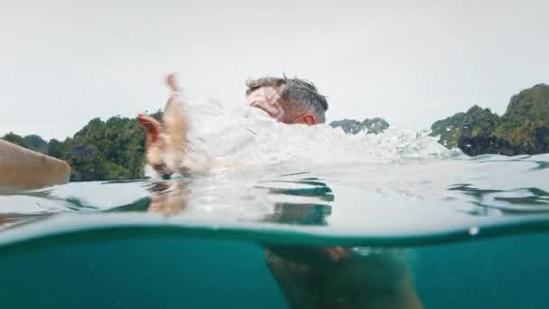パプアの部族の顔の絵が水中で泳ぎ 怒って何かを叫ぶ怒っている男 — ストック動画