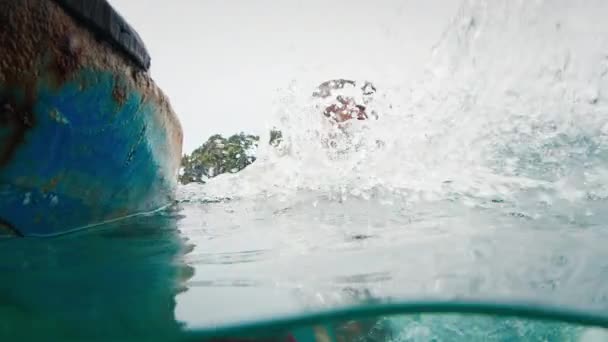 Boos Man Met Papoea Stam Gezicht Schilderen Zwemt Het Water — Stockvideo