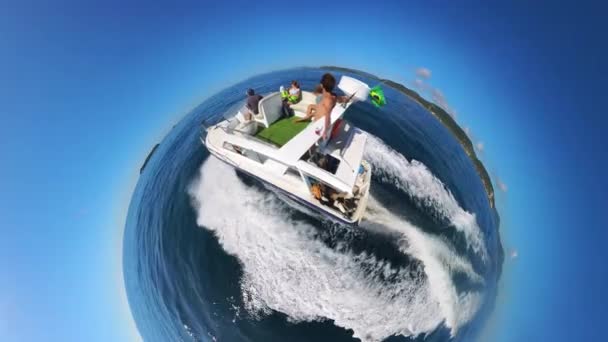 Човен Пасажирами Рухається Відкритому Морі Сонячний День Проекція Сферичної Маленької — стокове відео