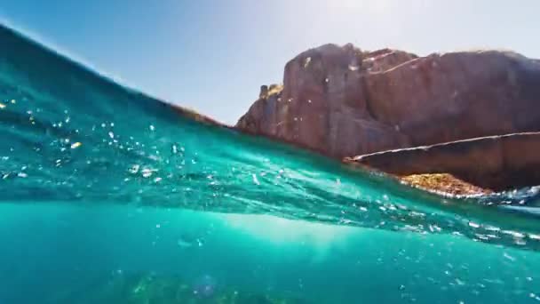 ブラジル近郊の大西洋にある岩の島の素晴らしい景色 — ストック動画