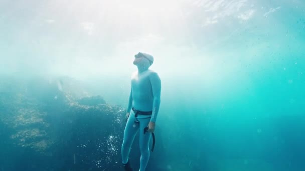 フリーダイバーは海で水中を泳ぐ — ストック動画