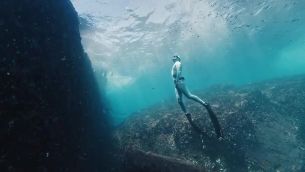 Freediver Berenang Bawah Air Laut Dan Naik Dekat Batu — Stok Video