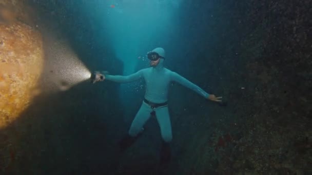 Freediver Nada Debaixo Água Mar Homem Liberto Flutua Desfiladeiro Subaquático — Vídeo de Stock