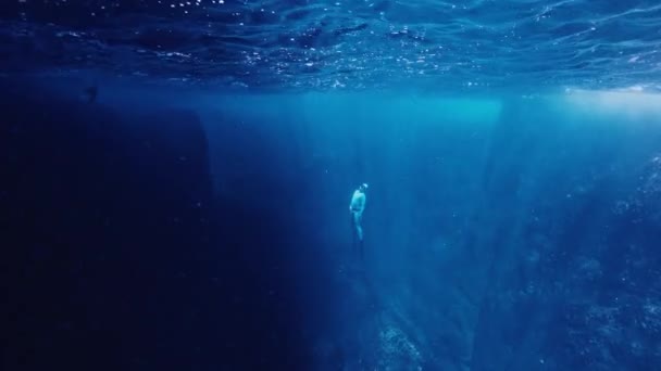 Фридайвер Плавает Водой Море Поднимается Скале — стоковое видео