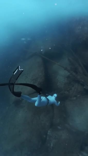 Freediver Swims Underwater Sea Explores Shipwreck Metal Detail Bottom — Stock Video