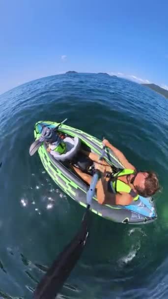 Мужчина Катается Каяке Открытом Море Ребенком Pov Man Paddling Kayak — стоковое видео